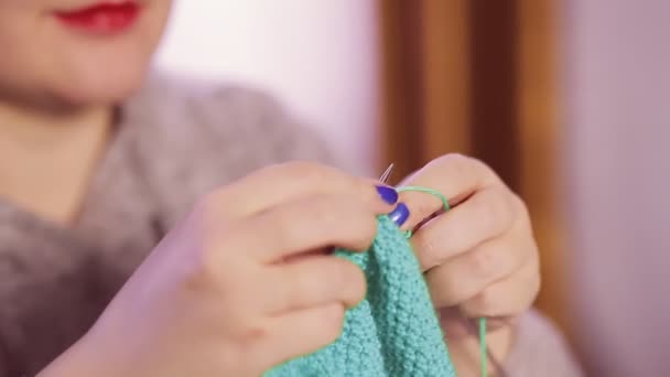 Une femme prenant des photos sans visage tient des aiguilles à tricoter dans ses mains et tricote un pull avec un motif simple — Video