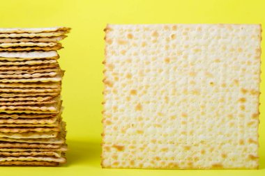 Sarı arka planda Pesach matza. Boşluğu kopyala.