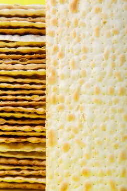 Ahşap bir masada yuvarlak bir tezgahta Matza çarşafları. Boşluğu kopyala.