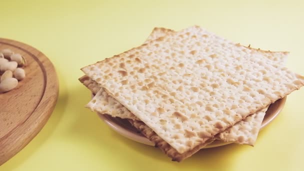 Kiddush wijn in een glas, noten en matza op de Pesach tafel — Stockvideo