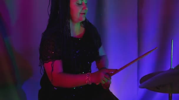 Female musician drummer plays drums at a concert — Stock Video