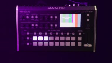 Roland v 8 HD video konsolunu gösteren yazı programı yüklüyor
