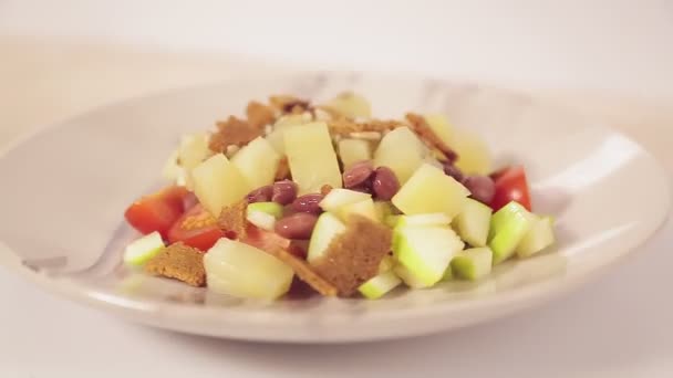 Salada tailandesa com abacaxi de cereja e croutons em uma chapa gira em um círculo — Vídeo de Stock