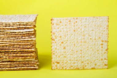 Sarı arka planda Pesach matza. Boşluğu kopyala.