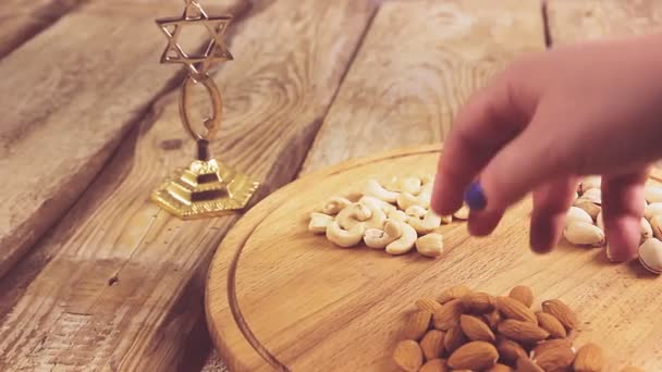 The hands of a man and a woman put nuts on the board, put wine for Kiddush, put burlap three leaves of matzo — Stock Video