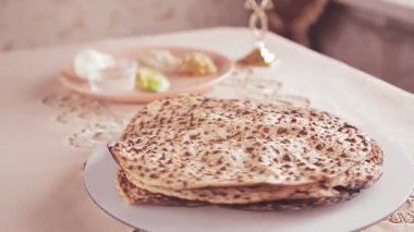 Paskalya bayramı için masanın üzerindeki matsa shmura bir daire şeklinde döner.