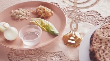 Paskalya yemeği için Kiara ve Menorah 'ın yanında Matza shmura yuvarlak döner.