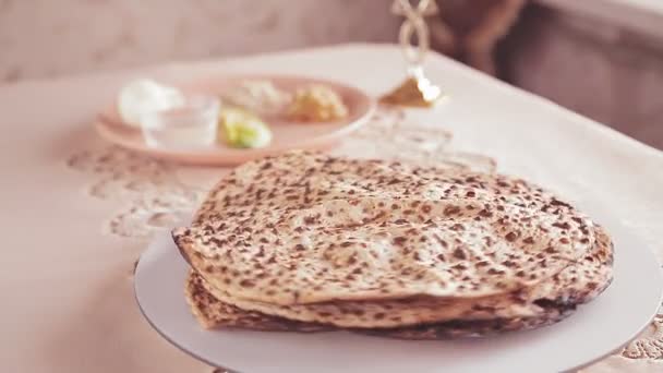 De matsa shmura op de tafel voor de paaseder draait in een cirkel — Stockvideo