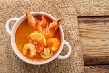Tom karidesli tatlı patates çorbası ve hindistan cevizi sütü..