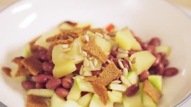 Tabakta ananas ve çekirdekli Tayland salatası daire şeklinde döner.