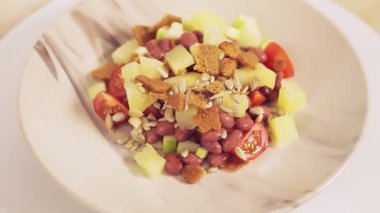 Ananaslı Tayland sebze salatası ve bir tabakta kızarmış ekmek daire şeklinde döner.