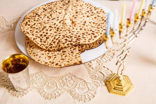 Matzah na mesa para a Páscoa Sêder símbolos do judaísmo. — Fotografia de Stock