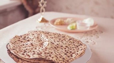 Paskalya bayramı için masanın üzerindeki matsa shmura bir daire şeklinde döner.