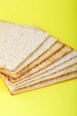Matzo parçaları birbiri ardına sarı arka planda birkaç çarşaf..