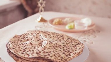 Paskalya bayramı için masanın üzerindeki matsa shmura bir daire şeklinde döner.
