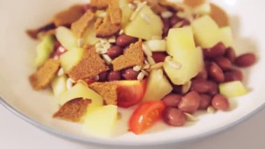 Tabakta ananas ve çekirdekli Tayland salatası daire şeklinde döner.