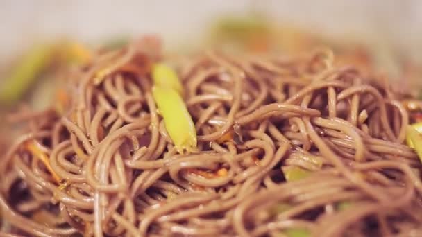 Pinze prendere la soba con funghi e verdure dalla padella — Video Stock