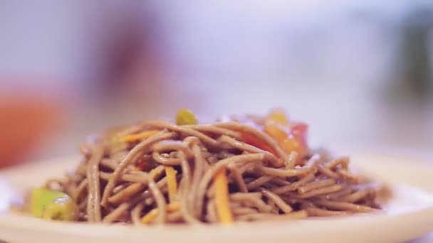 Soba com cogumelos e verduras em um molho gira em um círculo — Vídeo de Stock