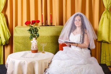Beyaz elbiseli Yahudi gelin oturur ve Chupa seremonisinden önce Tethe okur..