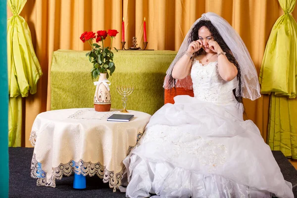 Duvak takmış Yahudi bir gelin ve damat onu Chupa seremonisinden önce terk etmiş..