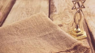 Eller masaya fındıklı yuvarlak bir tahta koyar, Kiddush için şarap koyar, üç yaprak matzo koyar. Yatay