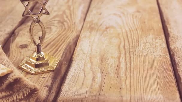 Mains d'un homme et une femme met une planche ronde avec des noix sur la table, met du vin pour Kiddush, met trois feuilles de matzo — Video