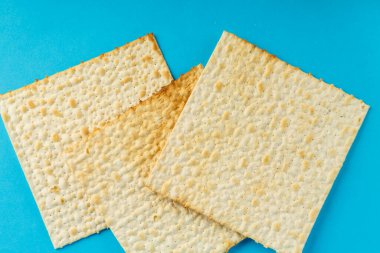 Matzo tabakaları mavi arka planda her şekilde serilmiştir..