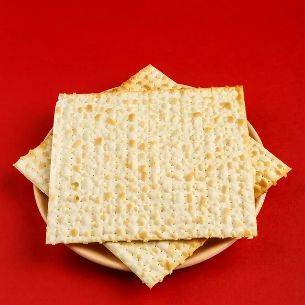 Matzah kırmızı arka planda Davut yıldızı şeklinde..