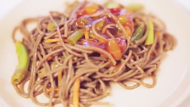 Soba con setas y verduras en salsa tailandesa gira en círculo — Vídeos de Stock