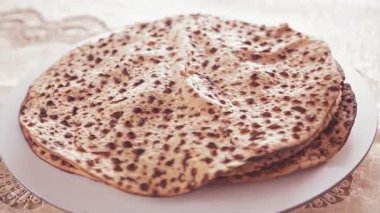 Paskalya yemeği için Matza shmura turu daire şeklinde döner..
