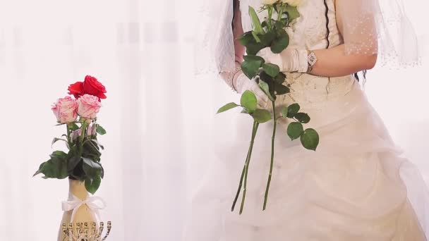 Novia judía en vestido de novia y velo con máscara médica en la sala de la sinagoga antes de la ceremonia de chupa con un ramo de flores — Vídeos de Stock