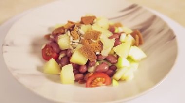 Ananaslı Tayland sebze salatası ve bir tabakta kızarmış ekmek daire şeklinde döner.