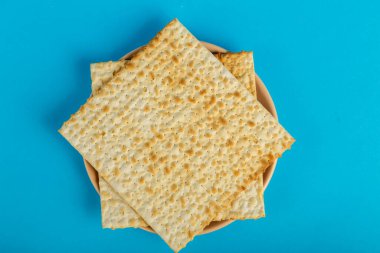 Matzo plakalar mavi arka planda David 'in yıldızı şeklinde dizilmiş. Yatay fotoğraf