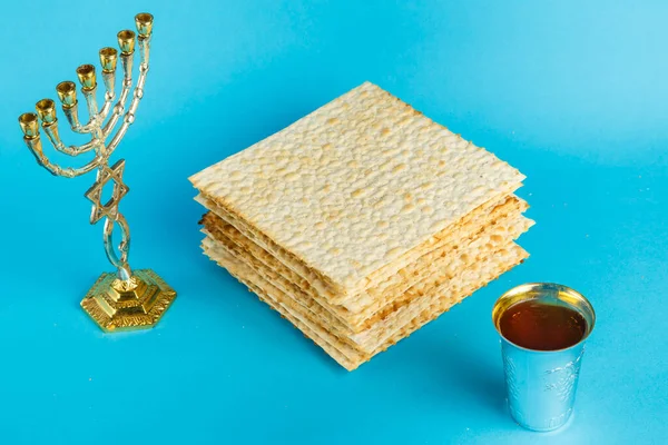 Una Pila Matzo Manos Femeninas Sobre Fondo Azul Junto Una — Foto de Stock