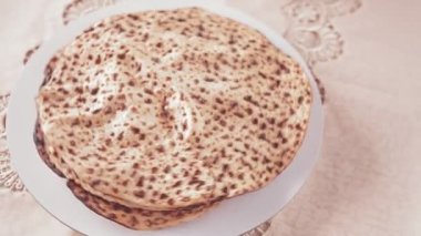 Paskalya yemeği için Matza shmura turu daire şeklinde döner..