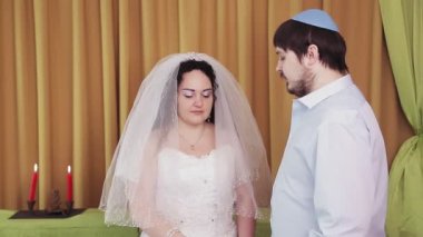 Çuppa töreni sırasında, sinagogdaki bir Yahudi gelin ve damat gelin işaret parmağına bir yüzük takar..