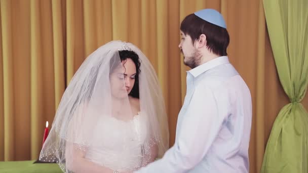 추파 의식 이 진행되는 동안 유대인 신부와 신랑은 신부의 얼굴을 베일로 덮었다. — 비디오