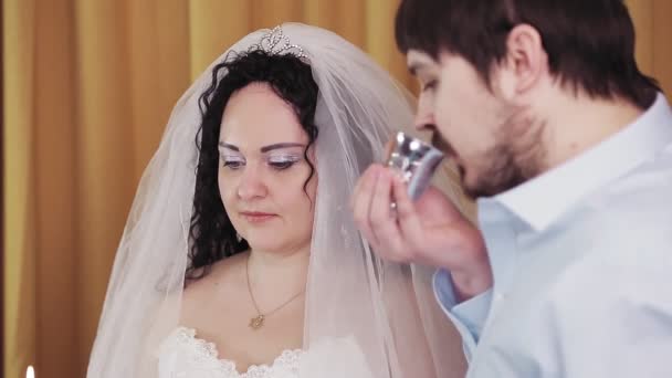 在圣餐仪式上，犹太新娘和新郎在犹太会堂里用银杯喝酒. — 图库视频影像