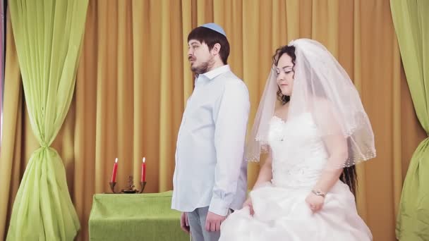 在圣餐仪式上，犹太新娘和新郎在犹太会堂里，新娘绕新郎转了七圈 — 图库视频影像