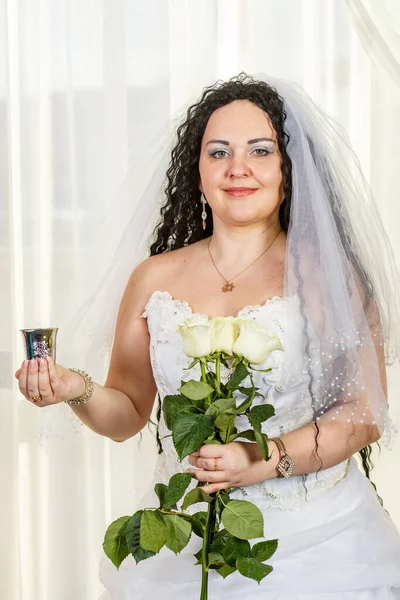 Uma Noiva Judaica Fica Salão Antes Cerimônia Chuppa Com Buquê — Fotografia de Stock