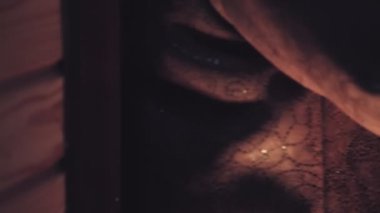 Kadın kapıdan çıkıyor, anahtarı anahtar deliğine sokuyor ve kapıyı kilitliyor. Ortam planı