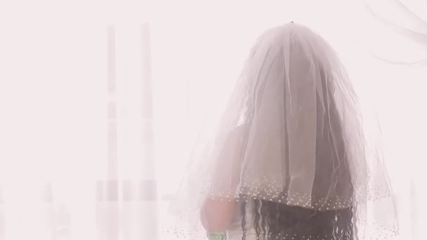 Єврейська Наречена Весільній Сукні Завіса Медичній Масці Звертаються Камери Шукають — стокове відео