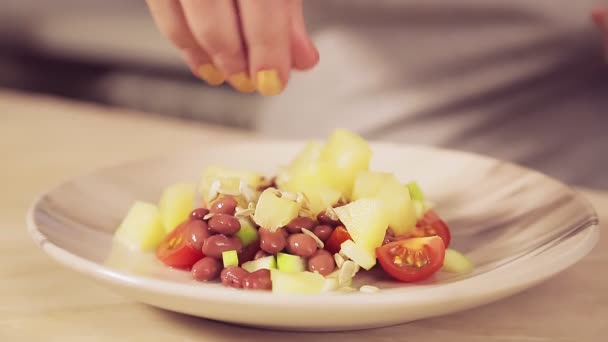 Mano Una Mujer Rocía Semillas Piña Una Ensalada Plan Medio — Vídeos de Stock