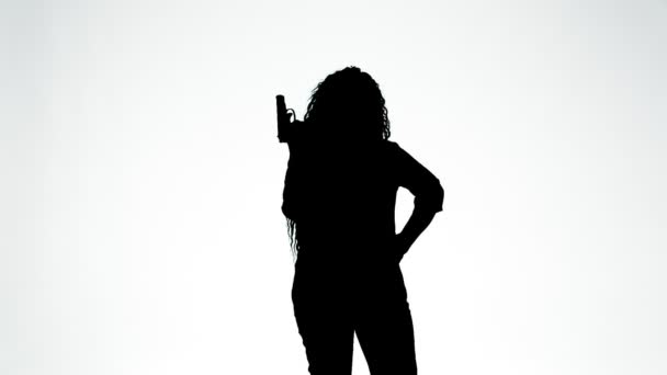 一个在白色背景下发射手枪的女操练者的轮廓 中期计划 — 图库视频影像