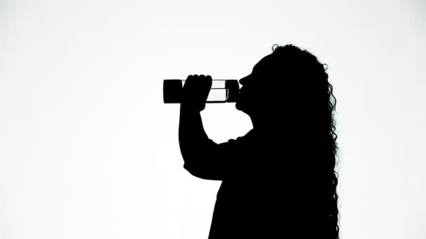 Silueta Una Mujer Caminando Bebiendo Agua Una Botella Sobre Fondo — Vídeos de Stock