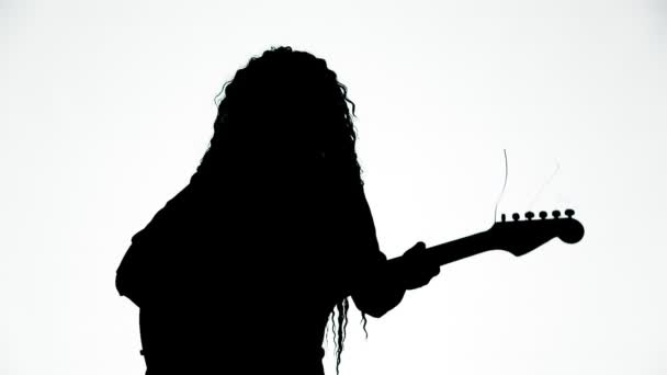 Siluet Seorang Wanita Bermain Gitar Pada Latar Belakang Putih Rencana — Stok Video