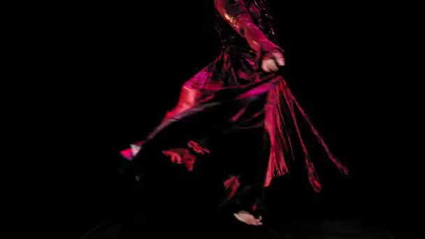 黒い背景の赤い緑豊かなドレスのダンスで長い黒い髪の明るいジプシーの女性 中期計画 — ストック動画