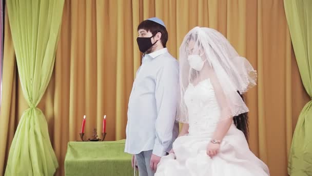 Bir Sinagogda Koruyucu Maskeler Takan Yahudi Gelin Damat Chuppah Töreni — Stok video