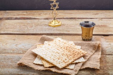 Yuvarlak ahşap bir tahtanın üzerinde bir şamdan ve masanın yanında bir bardak kiraz şarabı var. Yatay fotoğraf