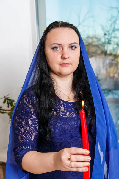 Еврейская Женщина Головой Покрытой Голубым Плащом Пасхальным Столом Зажигает Свечу — стоковое фото